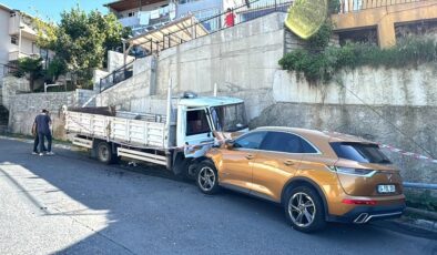 Beykoz’da kamyonetin çarptığı 4 araçta hasar oluştu