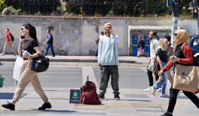 DÜNYANIN SESLERİ İSTANBUL SOKAKLARINDA YANKILANIYOR – İranlı müzisyen Human Ghasemnataj Fokoloei geçimini İstanbul sokaklarında sağlıyor