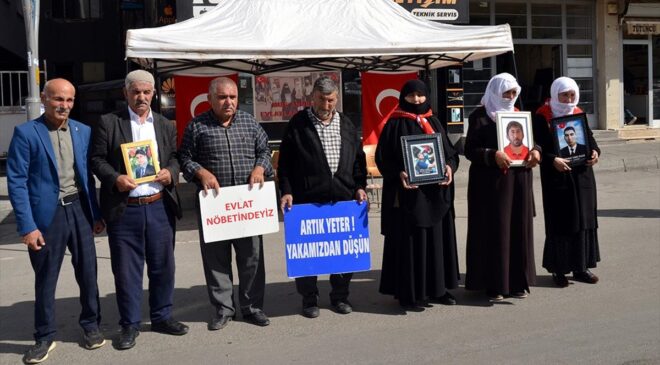 Muşlu aileler DEM Parti binası önündeki “evlat nöbeti”ni sürdürdü