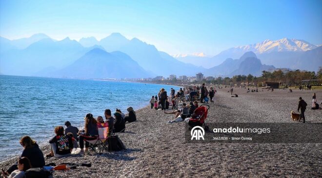 Antalya sahillerinde yeni yılın ilk günü yoğunluk yaşandı