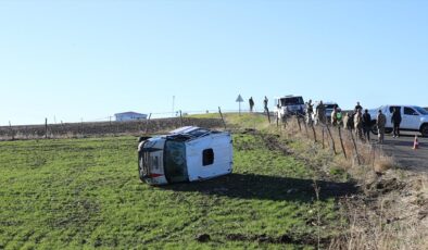 Diyarbakır’da servis minibüsünün devrilmesi sonucu 8’i öğrenci 9 kişi yaralandı